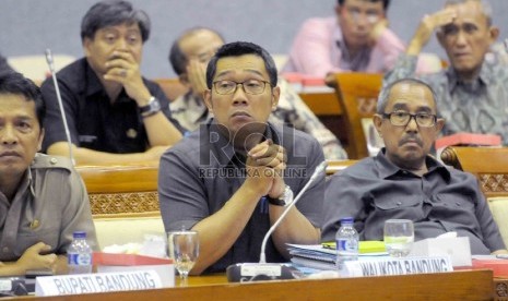 Gubernur Jawa Barat, Ahmad Heryawan (kiri) dan Walikota Bandung. Ridwan Kamil (kanan) mengikuti rapat kerja bersama Komisi X DPR RI di Gedung Nusantara I, Kompleks Parlemen Senayan, Jakarta Selatan, Selasa, (3/2).( Republika/Agung Supriyanto)