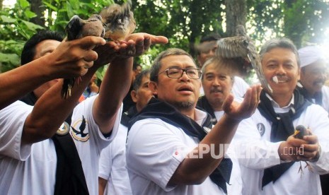 Gubernur Jawa Barat Ahmad Heryawan melepaskan burung raptor migran dunia pada peresmian Taman Hutan Raya Ir. H. Djuanda, Tebing Karataon sebagai lokasi pemantauan burung Raptor migran dunia di Kecamatan Cimenyan, Kabupaten Bandung, Senin (2/5).