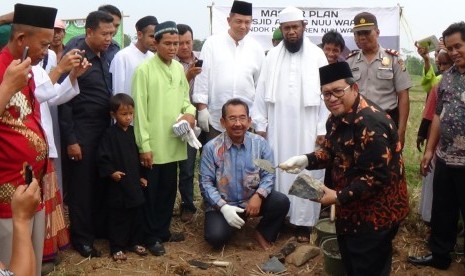 Gubernur Jawa Barat, Ahmad Heryawan meletakan batu pertama pembangunan Masjid Agung Nuu War, Bekasi, Jawa Barat, Kamis (6/4). 