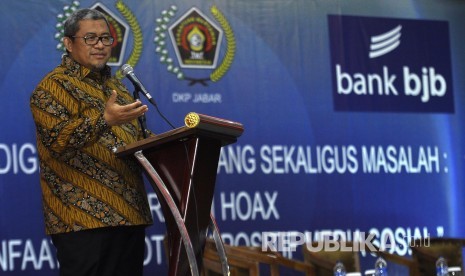 Gubernur Jawa Barat Ahmad Heryawan memberi sambutan pada Seminar Demokrasi Digital Ruang Sekaligus Masalah Memerangi Hoax dan Memanfaatkan Potensi Positif Media Sosial di Kota Bandung, Rabu (15/3).