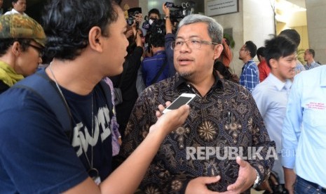 Gubernur Jawa Barat Ahmad Heryawan memberikan keterangan kepada wartawan usai melakukan pertemuan dengan pihak Bareskrim Mabes Polri, Jakarta, Kamis (28/1). 