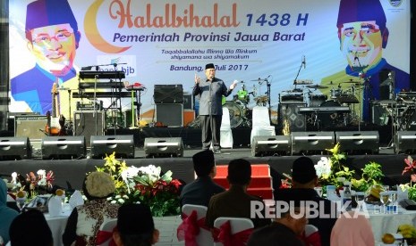 Gubernur Jawa Barat Ahmad Heryawan memberikan sambutan pada acara Halal Bihalal Pemerintah Provinsi Jawa Barat 1438 H, di halaman Gedung Sate, Kota Bandung, Selasa (4/7).