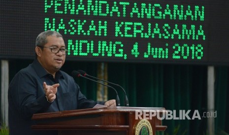 Gubernur Jabar Ahmad Heryawan memberikan sambutan pada acara penandatanganan kerjasama pembangunan sistem angkutan Light Rail Transit (LRT), di Aula Timur Gedung Sate, Kota Bandung, Senin (4/6). 