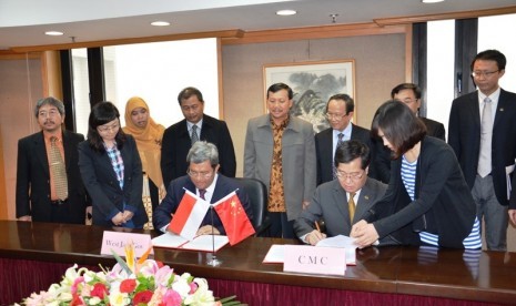 Gubernur Jawa Barat Ahmad Heryawan menandatangani nota kesepahaman atau LoI (Letter of Intent) dengan President CMC Wang Xusheng dari China National Machinery Import and Eksport Corporation (CMC) terkait kerjasama Monorel