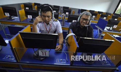 Gubernur Jawa Barat Ahmad Heryawan mencoba fasilitas komputer seusai meninjau pelaksanaan Ujian Nasional Berbaris Komputer (UNBK) di SMKN 2 Bandung, Jalan Ciliwung, Kota Bandung, Senin (3/4).