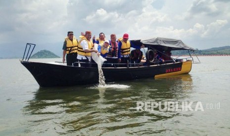 Gubernur Jawa Barat Ahmad Heryawan menebar lima juta ekor ikan di Bendungan Jatigede, Sumedang, Kamis (26/4). Kegiatan ini dalam rangka peringatan Hari Air Sedunia. 