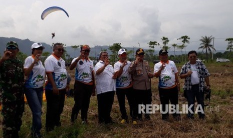 Gubernur Jawa Barat Ahmad Heryawan menghadiri Geopark Ciletuh Palabuhanratu Fun Day Towards Unesco Global Geopark di Pantai Palampang Kecamatan Ciemas yang diisi kegiatan paralayang Ahad (15/4).