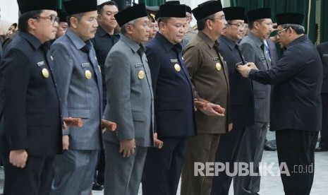 Gubernur Jawa Barat Ahmad Heryawan mengukuhkan penjabat sementara pada acara Pengukuhan Penjabat Sementara (PJS) Bupati dan Wali Kota Dalam Rangka Pilkada Serentak Tahun 2018 di Aula Gedung Sate, Jalan Diponegoro, Kota Bandung, Rabu (14/2). 