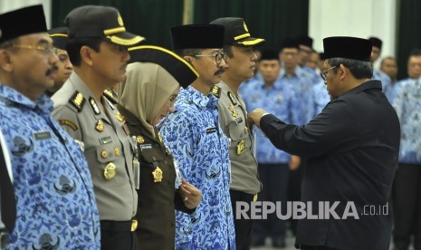 Gubernur Jawa Barat Ahmad Heryawan mengukuhkan sejumlah personil Satgas Saber Pungli pada acara pengukuhkan Satgas Sapu Bersih Pungutan Liar (Saber Pungli) tinggkat Jabar, Di Aula Barat Gedung Sate, Kota Bandung, Kamis (17/11). 