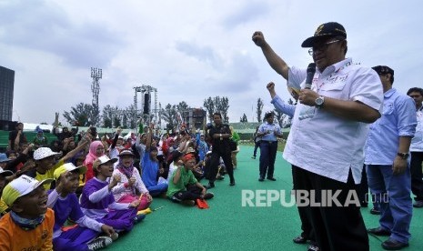 Gubernur Jawa Barat Ahmad Heryawan meninjau dan memberi semangat kepada perserta pembukaan Peparnas usai Upacara Pengibaran Bendera Peparnas XV 2016 Jawa Barat di Stadion Siliwangi, Jl Lombok, Kota Bandung, Jumat (14/10).