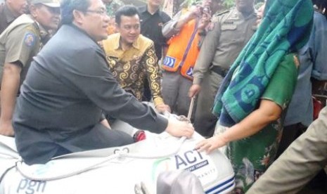 Gubernur Jawa Barat Ahmad Heryawan meninjau korban banjir di Karawang dipandu tim DERM Aksi Cepat Tanggap (ACT)