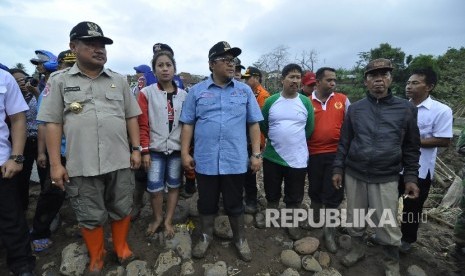 Gubernur Jawa Barat, Ahmad Heryawan saat meninjau lokasi bencana di Kabupaten Garut