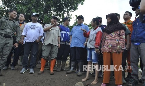 Gubernur Jawa Barat, Ahmad Heryawan saat meninjau lokasi bencana di Kampung Cimacan, Kecamatan Tarogong Kidul, Kabupaten Garut