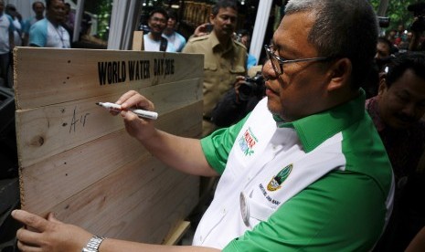 Gubernur Jawa Barat, Ahmad Heryawan menuliskan testimoni pada acara peringatan Hari Air Sedunia 2016 di Taman Hutan Raya IR. H. Djuanda, Bandung, Jawa Barat, Selasa (22/3).