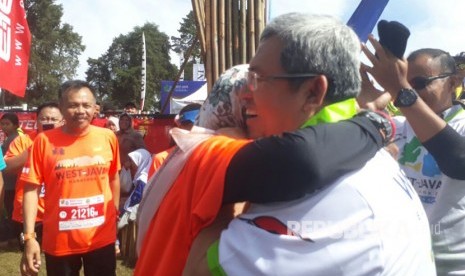 Gubernur Jawa Barat, Ahmad Heryawan menyambut Istrinya, Netty Heryawan yang finish di kategori 10K West Java Eco Marathon, Ahad (15/10).