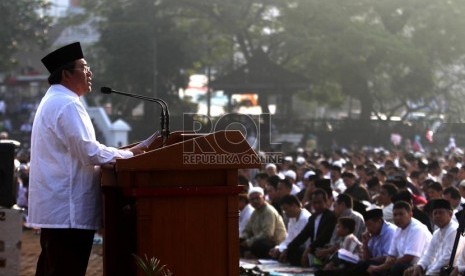  Gubernur Jawa Barat, Ahmad Heryawan menyampaikan khutbah Salat Idul Fitri di Lapangan Gasibu, Bandung, Jawa Barat, Kamis (8/8).   (Republika/Adhi Wicaksono)