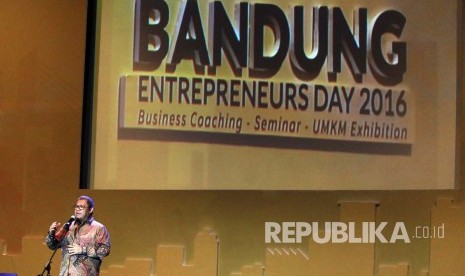 Gubernur Jawa Barat Ahmad Heryawan menyampaikan materi pada seminar Enterpreneurs Day 2016 di Gedung Sabuga, Kota Bandung, Ahad (22/5). (Foto: Dede Lukman Hakim)