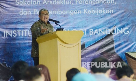 Gubernur Jawa Barat Ahmad Heryawan menyampaikan materi tentang penanganan Citarum pada Kuliah Perdana di Kampus ITB, Kota Bandung, Selasa (30/1).