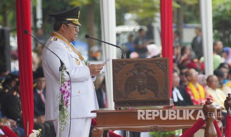 Gubernur Jawa Barat Ahmad Heryawan menyampaikan pidato pada upacara peringatan Hari Ulang Tahun ke-72 Republik Indonesia tingkat Provinsi Jabar, di Lapangan Gasibu, Kota Bandung, Kamis (17/8).