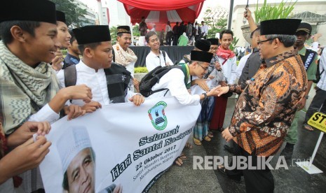 Gubernur Jawa Barat Ahmad Heryawan menyapa para santri usai peringatan Hari Santri Nasional 2017 Tingkat Jawa Barat, di halaman Masjid Raya Provinsi Jawa Barat, Alun-alun Kota Bandung, Kamis (26/10).