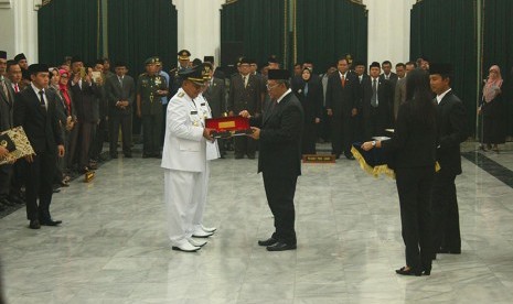 Gubernur Jawa Barat Ahmad Heryawan menyerahkan penghargaan kepada Pasangan Bupati dan Wabup Tasikmalaya Uu Ruzhanul Ulum dan Ade Sugianto di Gedung Sate pada Kamis (24/3). 