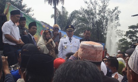 Bupati Tasikmalaya Uu Ruzhanul Ulum bersama para pendukungnya usai dilantik di Gedung Sate pada Kamis (24/3).