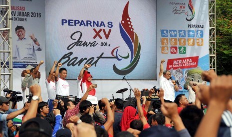 Gubernur Jawa Barat Ahmad Heryawan, Netty Prasetyani Heryawan dan Kapolda Jabar memberikan semangat pada atlet Peparnas dan masyarakat Jabar pada Sosialisasi Peparnas XV Jabar di Car Free Day, Dago, Bandung, Ahad (9/10). Photo: Zuli Istiqomah