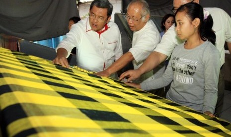 Gubernur Jawa Barat Ahmad Heryawan saat mengunjungi pabrik tekstil PT Satya Sumba Cemerlang di Ranca Jigang, Majalaya, Kabupaten Bandung, Jawa Barat