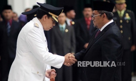 Gubernur Jawa Barat Ahmad Heryawan telah melantik Bupati Cianjur Irvan Rivano Muchtar beserta wakilnya Herman Suherman periode 2016/2021 di Gedung Sate, Kota Bandung, Rabu (18/5). (Foto : Dede Lukman Hakim)