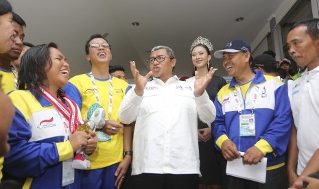 Gubernur Jawa Barat Ahmad Heryawan (tengah) berbincang dengan atlet, pelatih dan official kontingen Jabar di Kolam Renang FPOK UPI, Bandung, Jawa Barat, Jumat (21/10). 