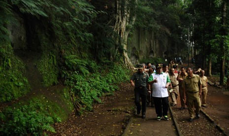 Gubernur Jawa Barat Ahmad Heryawan (tengah) berbincang dengan rombongan melakukan kunjungan ke areal konservasi Taman Hutan Raya IR. H. Djuanda, Bandung, Jawa Barat, Selasa (22/3).