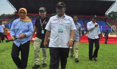 Gubernur Jawa Barat, Ahmad Heryawan (tengah) melihat persiapan pembukaan Peparnas XV di Stadion Siliwangi Bandung, Jawa Barat, Jumat (14/10).