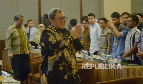 Gubernur Jawa Barat Ahmad Heryawan tiba di acara Tasyakuran atas disahkannya Departemen Ilmu Ekonomi Syariah, Fakultas Ekonomi dan Manajemen IPB di Bogor, Jawa Barat, Selasa (16/5). 