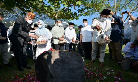 Gubernur Jawa Barat  Gubernur Jawa Barat Ridwan Kamil saat ziarah kubur korban tsunami Aceh 2004 di area kuburan massal Ule Lheue Banda Aceh, Minggu (26/12/2021).