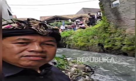 Gubernur Jawa Barat (Jabar) Dedi Mulyadi melakukan inspeksi mendadak (Sidak) ke kawasan permukiman di Daerah Aliran Sungai (DAS) Citarum di wilayah Kabupaten Bandung.