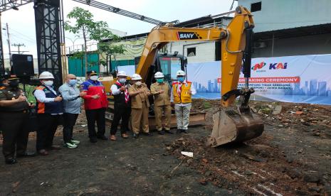 Gubernur Jawa Barat (Jabar) Ridwan Kamil atau Kang Emil di dampingi Wali Kota Depok, Mohammad Idris secara simbolis meletakan batu pertama pelaksanaan pembangunan underpass Jalan Dewi Sartika, Kota Depok, Senin (14/2/2022). Pembangunan ditargetkan pada Desember 2022.