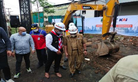 Gubernur Jawa Barat (Jabar) Ridwan Kamil atau Kang Emil di dampingi Wali Kota Depok, Mohammad Idris secara simbolis meletakan batu pertama pelaksanaan pembangunan underpass Jalan Dewi Sartika, Kota Depok, Senin (14/2/2022). Pembangunan ditargetkan pada Desember 2022.