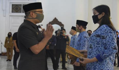 Gubernur Jawa Barat (Jabar) Ridwan Kamil melantik dan mengambil sumpah/janji Pegawai Negeri Sipil (PNS) 1.073 orang di lingkungan Pemerintah Provinsi (Pemprov) Jabar, via teleconference, Selasa (21/4).