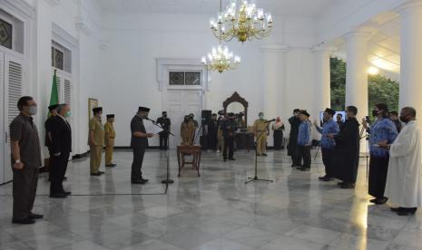 Gubernur Jawa Barat (Jabar) Ridwan Kamil melantik dan mengambil sumpah/janji Pegawai Negeri Sipil (PNS) 1.073 orang di lingkungan Pemerintah Provinsi (Pemprov) Jabar, via teleconference, Selasa (21/4).