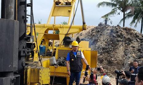 Gubernur Jawa Barat (Jabar) Ridwan Kamil memulai proyek pembangunan jalan lintas pantai di Kecamatan Cijulang, Kabupaten Pangandaran, Jabar, Ahad (9/7/2023). 