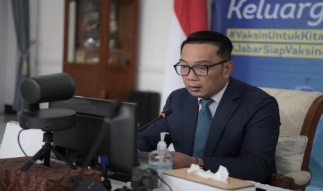 Gubernur Jawa Barat (Jabar) Ridwan Kamil menghadiri Halal bi Halal bersama Otoritas Jasa Keuangan (OJK) Provinsi Jabar dan Kantor Perwakilan Bank Indonesia Jabar via konferensi video di Gedung Pakuan, Kota Bandung, Jumat (21/5). 