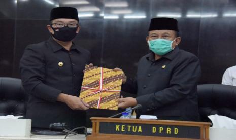 Gubernur Jawa Barat (Jabar) Ridwan Kamil menghadiri Rapat Paripurna DPRD Provinsi Jabar dengan agenda Pembahasan Laporan Keterangan Pertanggungjawaban (LKPJ) Gubernur Jabar Akhir Tahun Anggaran (TA) 2019 di Ruang Rapat Paripurna DPRD Jabar, Kota Bandung