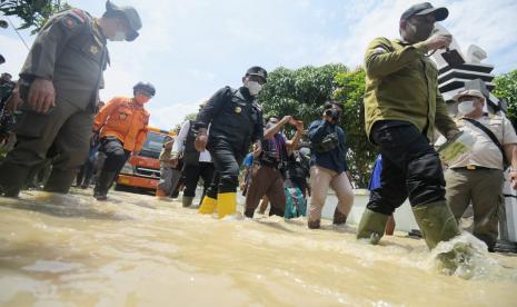 Emil: Penanganan Banjir Harus Tetap Terapkan Prokes