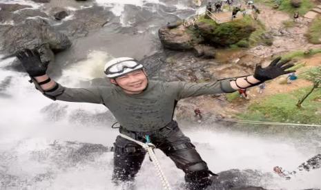 Gubernur Jawa Barat (Jabar) Ridwan Kamil menuruni tebing Curug Cikondang, Kabupaten Cianjur, Jabar.