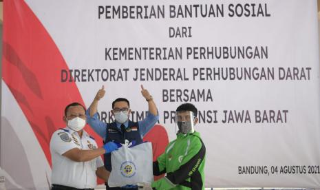 Gubernur Jawa Barat (Jabar) Ridwan Kamil menyalurkan bantuan sosial (bansos) berupa sembako kepada penyelenggara transportasi darat di Terminal Leuwi Panjang, Kota Bandung, Rabu (4/8). Bantuan tersebut berasal dari Kementerian Perhubungan (Kemenhub) RI dan PT Astra International Tbk.