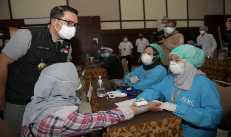 Gubernur Jawa Barat (Jabar) Ridwan Kamil menyatakan, percepatan pelaksanaan vaksinasi Covid-19 harus dilakukan saat Pemberlakuan Pembatasan Kegiatan Masyarakat (PPKM) Darurat. Hal itu bertujuan untuk mempercepat pembentukan kekebalan kelompok atau herd immunity. 