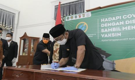  Gubernur Jawa Barat (Jabar) Ridwan Kamil (ilustrasi). Pemerintah Provinsi Jawa Barat (Jabar) membuat MoU dengan Perwakilan Badan Pengawas Keuangan dan Pembangunan (BPKP) Provinsi Jabar perihal Program Pelaksanaan Pengawasan Penyelenggaraan Pemerintah Daerah. 