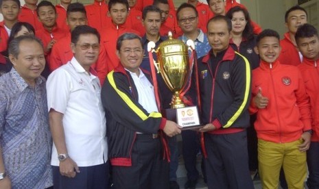 Gubernur Jawa Barat (Jabar) saat melepas Tim Sepak Bola SASWCO ke Turnamen Premier Cup Manchester United (MU)