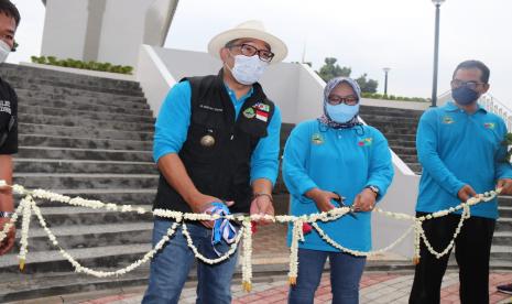 Gubernur Jawa Barat M Ridwan Kamil bersama Bupati Bogor Ade Munawaroh Yasin meresmikan Alun-Alun Cirimekar di Cibinong, Kabupaten Bogor, Selasa (30/11).