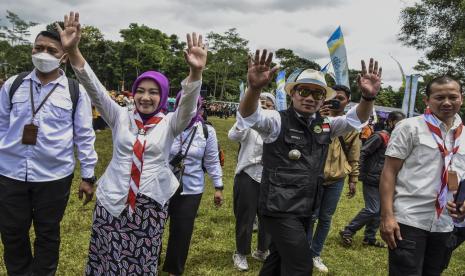 Gubernur Jawa Barat Ridwan Kamil (kedua kanan) didampingi istrinya Atalia Praratya. 